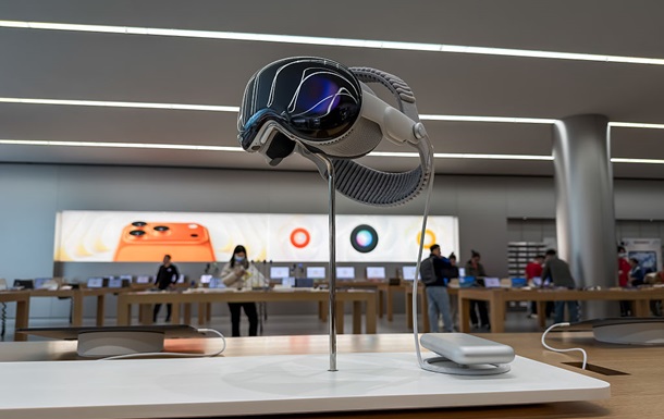 Apple скорочує команди Siri і Vision Pro