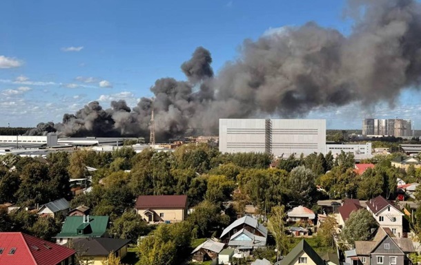 Второй за сутки пожар: под Москвой горит склад