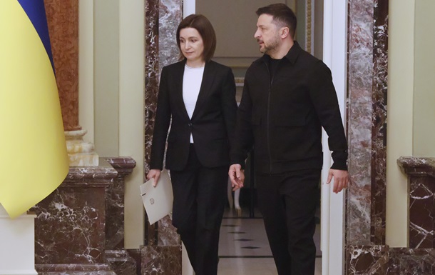 Зеленский получил высшую награду Молдовы