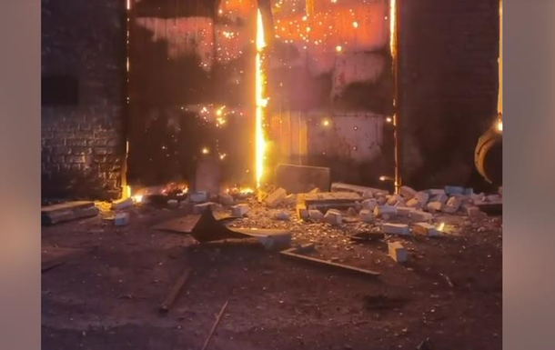 Россияне нанесли удар по предприятию в Запорожье, возник пожар