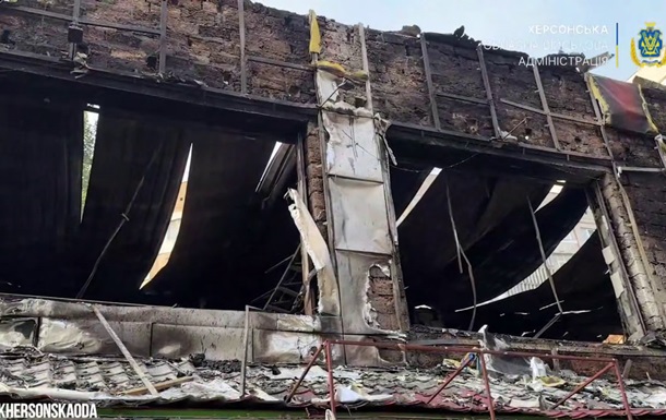 РФ нанесла удар по центру Херсона: сгорели магазины