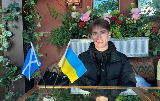 У шотландця конфіскували червоно-чорні прапори та шеврони Азову