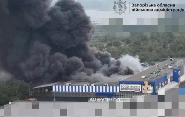 РФ ударила по территории торгового центра в Запорожье, есть пострадавший