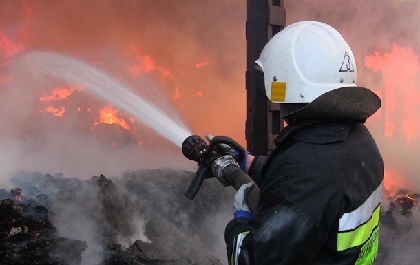 У Києві через уламки російського дрона сталася пожежа