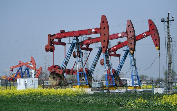 Нафта дешевшає: ринок стежить за ситуацією між США та Іраном