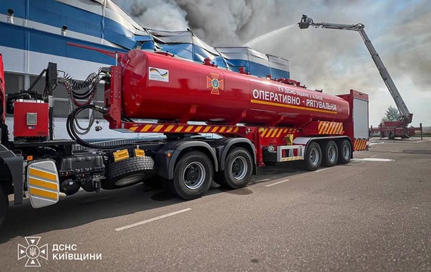 Пожежа у Броварах після удару РФ: мешканців просять закрити вікна