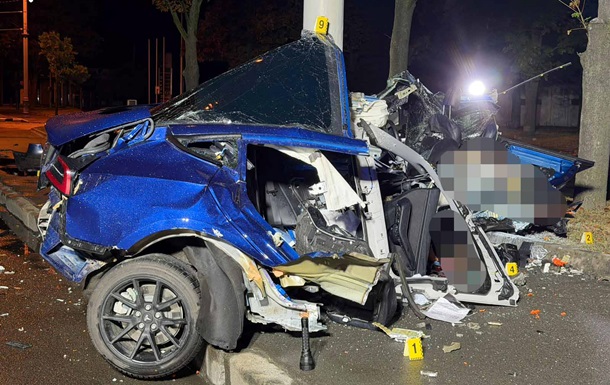 Авто розірвало навпіл: у ДТП у Харкові загинули військовий та цивільна