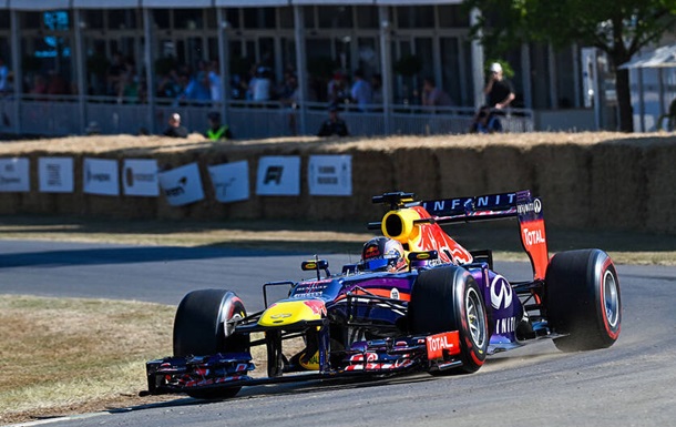 Чемпионский болид Red Bull превратился в поезд