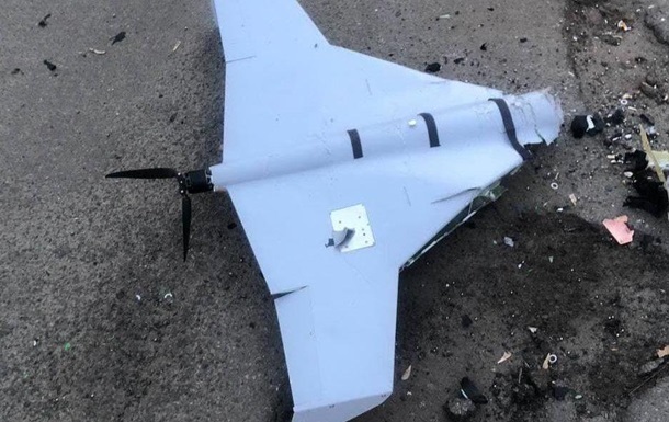 У Києві уламки російського дрона впали біля школи