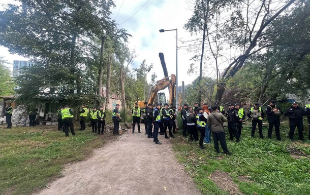 Поліція оточила зону вирубки на Теремках у Києві