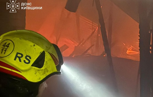 На Київщині через атаку РФ сталася пожежа на підприємстві