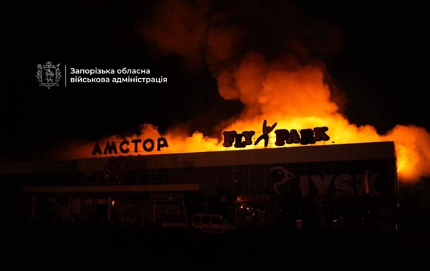 У Запоріжжі після атаки РФ палає ТЦ