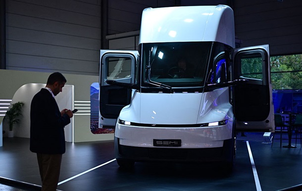 Tesla запустила серійне виробництво електровантажівки Semi