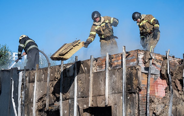В Киевской области из-за атаки горят складские помещения