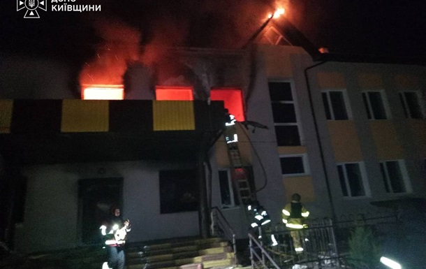 Росія вдарила по ліцею на Київщині, виникла пожежа