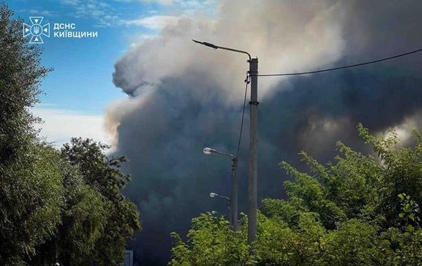 Окупанти вдарили по Київщині: двоє чоловіків дістали поранення