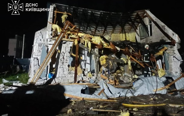 На Київщині через удар дрона виникла пожежа, є поранені