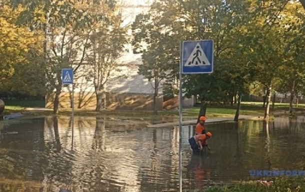 В Киеве масштабная авария на водопроводе: затопило улицу