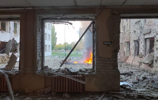 Росія вдарила бомбами по школі в Сумах, є жертви