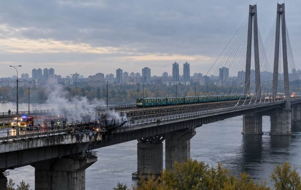 Наслідки атаки на Південний міст у Києві: рух відновлюють