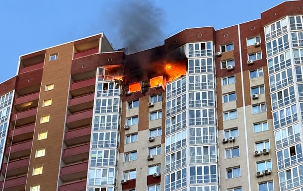 У Києві РФ влучила у 25-поверхівку, є загиблий