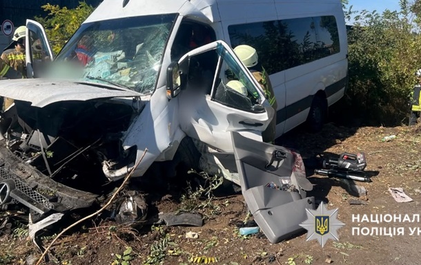 Під Одесою мікроавтобус врізався у відбійник: є загибла