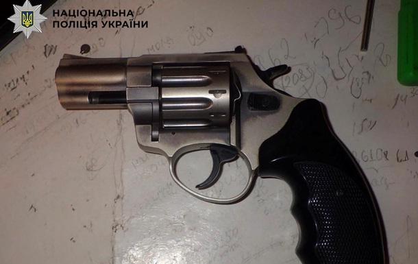 В Киеве задержали мужчину, который стрелял с балкона многоэтажного дома