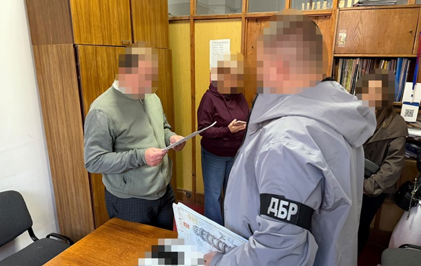 Посадовці Держпродспоживслужби продавали посвідчення тракториста - ДБР