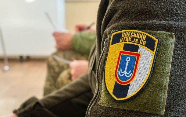 В Одессе забросали камнями здание ТЦК