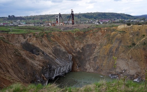 На Закарпатті стрімко збільшується гігантське провалля
