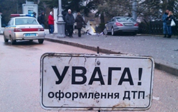У Сімферополі Жигулі врізалися в натовп людей на зупинці. Дві людини загинули