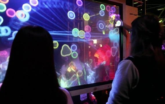У Південній Кореї створили прозорий інтерактивний екран