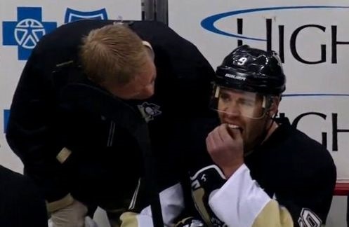 У NHL хокеїст вирвав собі зуби під час матчу
