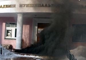 Киевские ультраправые забросали дымовыми шашками избирательный участок