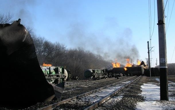 У Донецькій області рятувальники продовжують піднімати цистерни з пропан-бутаном, що впали