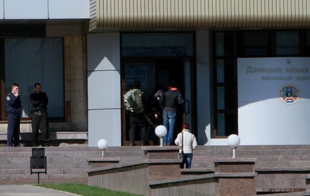 У будівлі Донецької міськради близько 50 осіб з АК і снайперськими гвинтівками