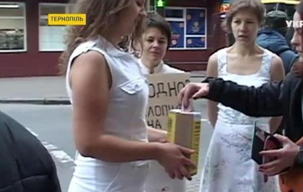 Тернополянки роздяглися, щоб зібрати гроші для бійців АТО