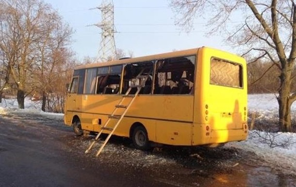 Під Волновахою снаряд влучив в автобус, загинули десятеро людей