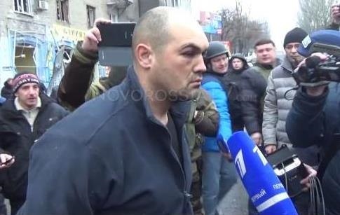 Донеччани намагалися побити полоненого кіборга , привезеного на місце вибу
