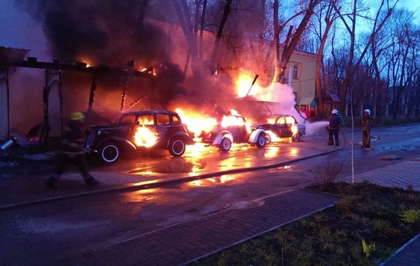 В Одесі згоріло кафе з ретро-автомобілями