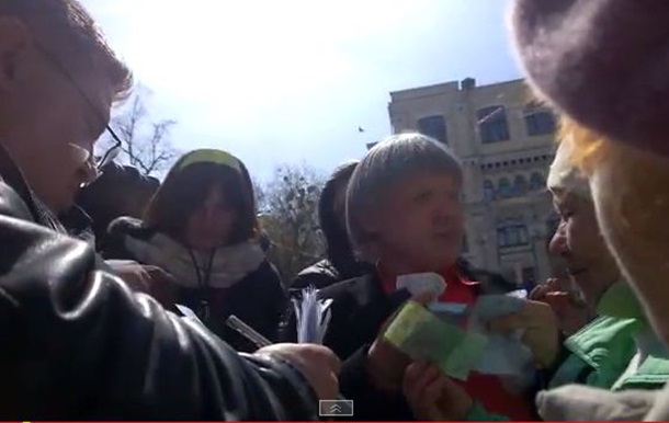 Опозиційний блок запідозрили в роздачі грошей мітингувальникам під Радою