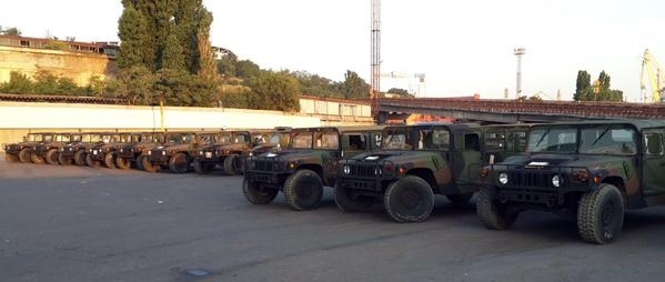 До Одеси прибули 100 військових Humvee із США