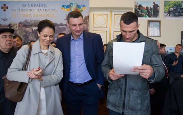 Володимир Кличко перервав підготовку до бою, аби проголосувати