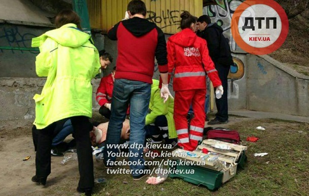 У Києві на вулиці знайшли повішеного чоловіка