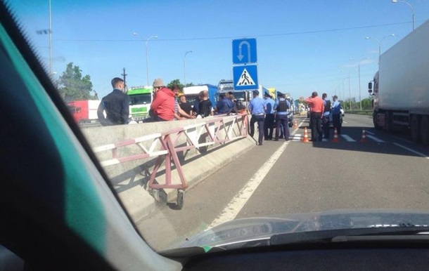 Під Одесою перекрили дорогу вантажівкам