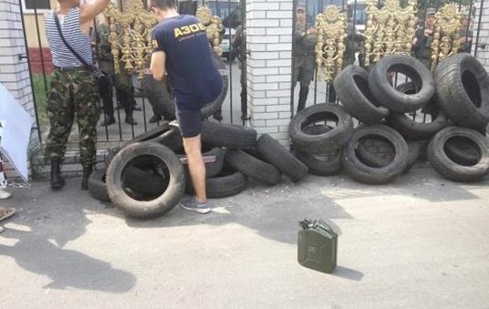 Поліція не змогла доставити торнадовців до суду