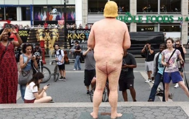 У містах США встановили статуї голого Трампа