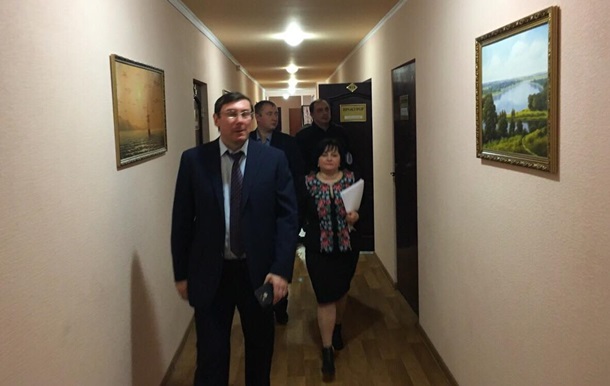 Луценко різко підвищить зарплати прокурорам