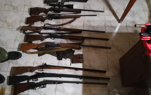 Під час обшуків у осіб з оточення Януковича знайшли зброю