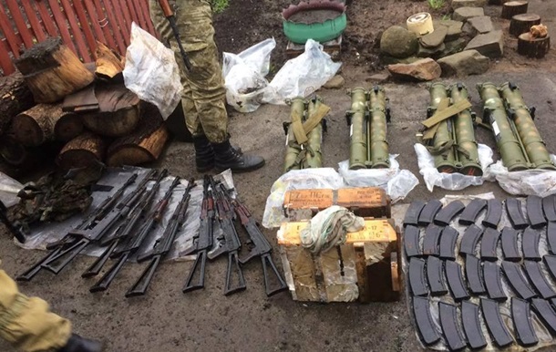 У Бахмуті у двох сепаратистів вилучили цілий арсенал